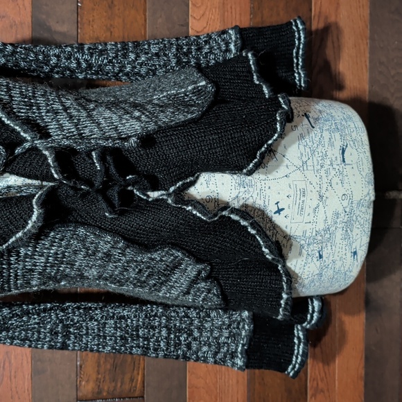 Sioni Women's Black and Gray Sweater - Picture 3 of 10